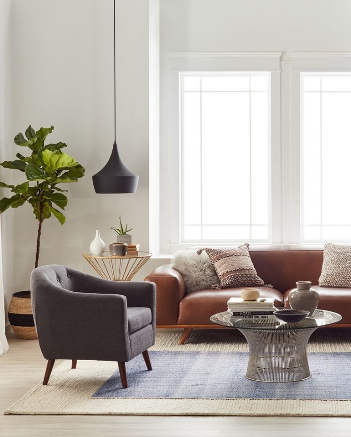 Geheimnisse des Innendesigns enthüllt stilvoll gestaltetes Wohnzimmer niedrige Möbel Hängelampe Grünpflanze