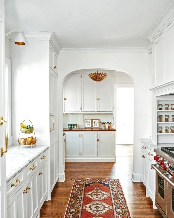 Geheimnisse des Innendesigns enthüllt weiße Küche klassisches Design ein bunter Läufer auf dem Boden