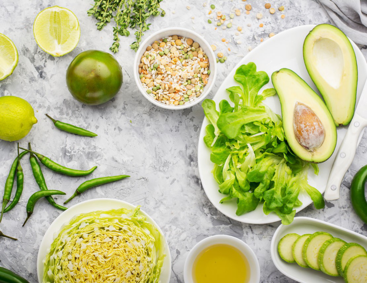  Υγιεινή και ισορροπημένη διατροφή σε περιόδους κρίσης Corona Φυλλώδη λαχανικά Λευκό λάχανο Λεμόνια Αβοκάντο κολοκυθάκια 