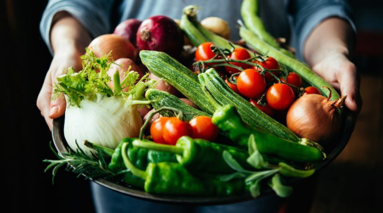  Υγιεινή και ισορροπημένη κατανάλωση σε περιόδους κρίσης της κορώνας πολλά λαχανικών ντομάτες αγγούρι σέλινο δεντρολίβανο 