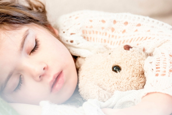 Milben im Bett Bettmilben bekämpfen Kind Kuscheltier Allergie