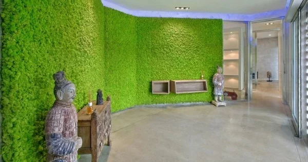Mooswand Biophilie grüne Wandgestaltung Zen Atmosphäre schaffen