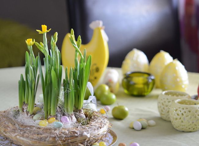 Oster-Bastelideen - Deko mit Blumen für den Tisch