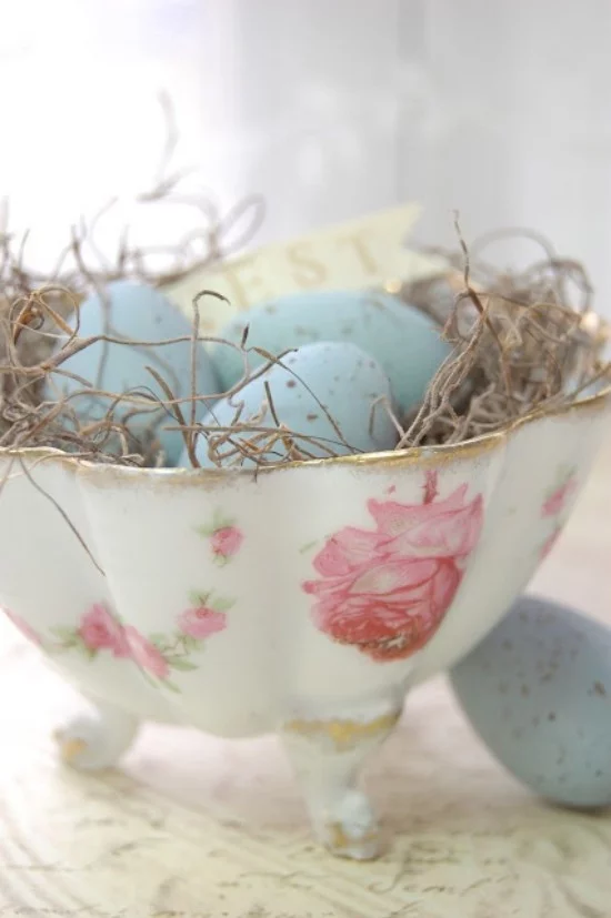 Osterdeko in Pastellfarben Eier in Pastell in einer Vintage Schale mit Blumenmuster arrangiert