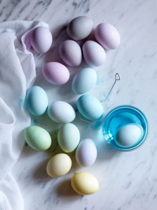 Osterdeko in Pastellfarben Eier in Pastell verschiedene sanfte Farbtöne Farbverlauf