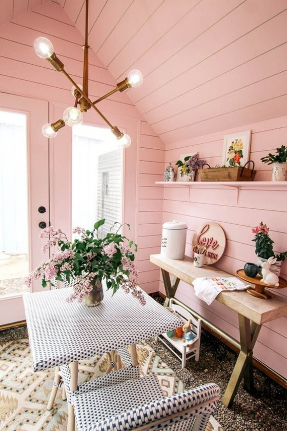 Outdoor - Trends 2020 Gartenhütte Innenwände in Rosa gestrichen gemütliche Sitzecke für zwei