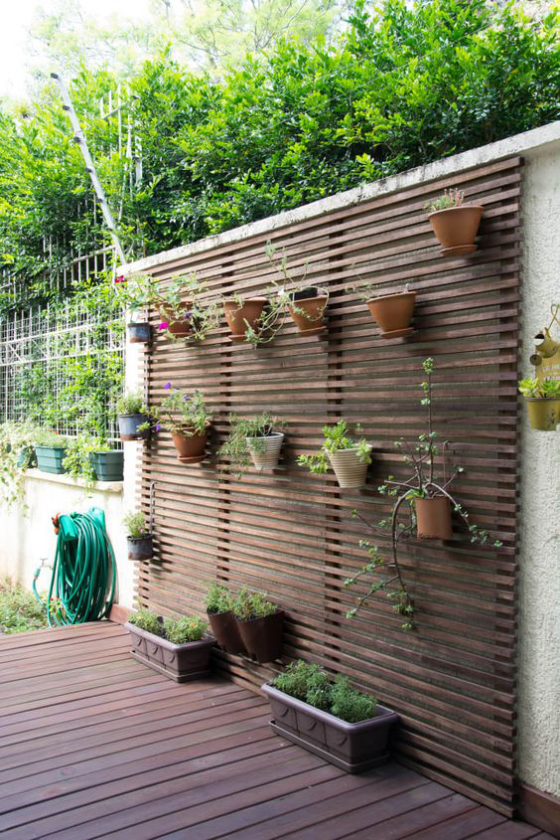 Outdoor - Trends 2020 Grüne Wand draußen Töpfe an der Holzwand Kästen mit grünen Pflanzen