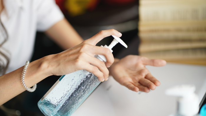 Richtiges Händewaschen Frauenhände Perlenarmband Desinfektionsmittel