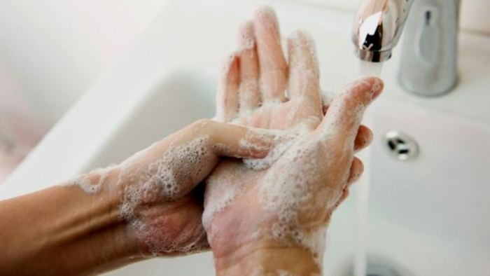 Richtiges Händewaschen viele Male am Tag die Hände gründlich waschen die Ausbreitung der Krankheit stoppen