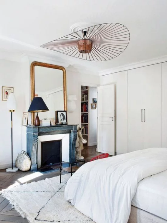 Schlafzimmer luxuriöse Touches Deckenlampe als Blickfang