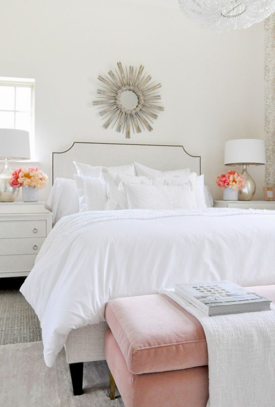 Schlafzimmer luxuriöse Touches Weiß dominiert kleine Akzente in Rosa zwei Vasen mit frischen Blumen auf den Nachttischen
