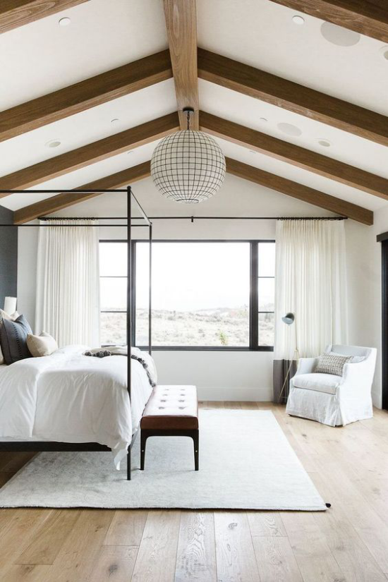 Schlafzimmer luxuriöse Touches auf dem Dach Himmelbett Hängeleuchte Holzbalken Romantik in Weiß