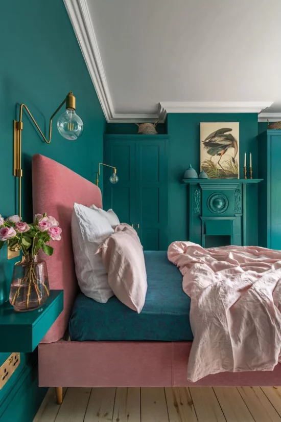 Schlafzimmer luxuriöse Touches ausgefallenes Raumdesign in Türkis und Rosa Vase mit frischen Rosen
