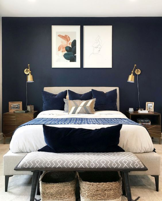 Schlafzimmer luxuriöse Touches dunkelblaue Wand zwei Bilder kleine Metallic Akzente