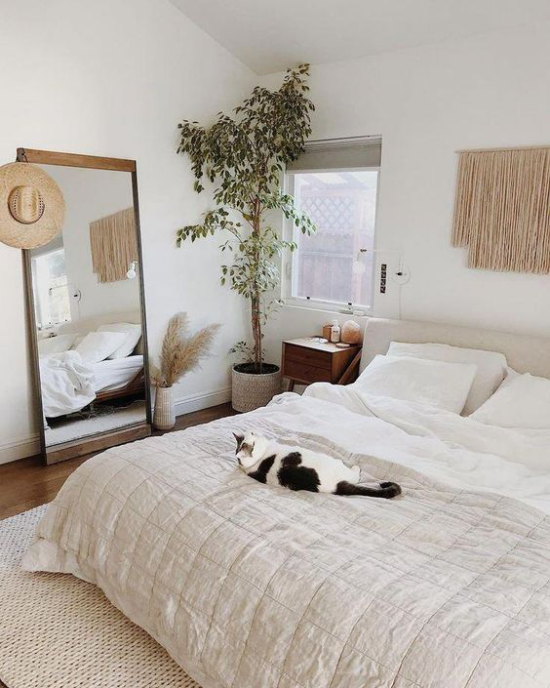 Schlafzimmer luxuriöse Touches in Boho Chic Style Birkenfeige in der Ecke grüner Akzent