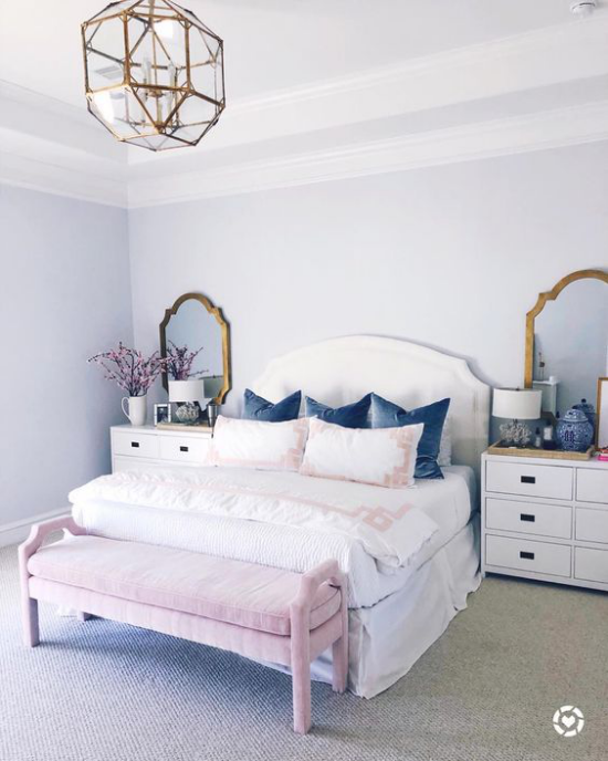 Schlafzimmer luxuriöse Touches in Pastelltönen Lavendel Rosa kleine Metallakzente Hängeleuchte Wandspiegel