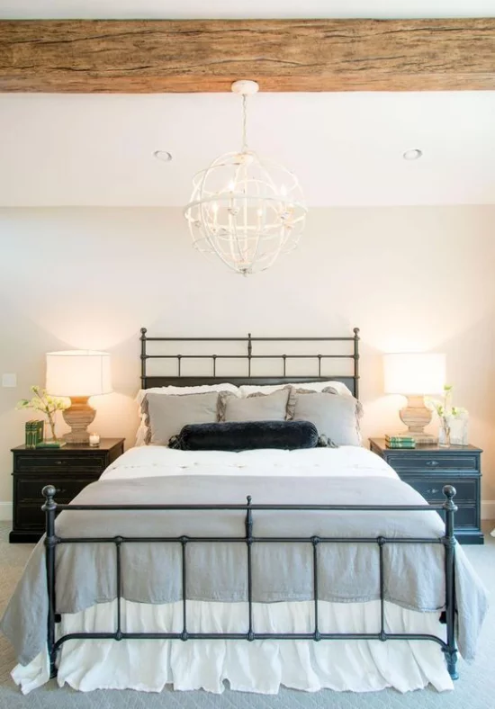 Schlafzimmer luxuriöse Touches komfortables Schlafbett zwei Nachttischlampen Hängeleuchte