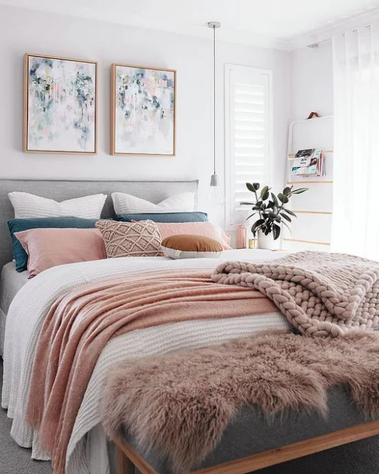 Schlafzimmer luxuriöse Touches weiche Decken in Rosa Beige Kissen
