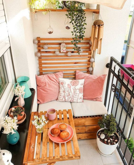 Terrasse frühlingsfit machen Balkon klein aber fröhlich gestaltet rosafarbene Nuancen schöne Blumen gedeckter Kaffeetisch