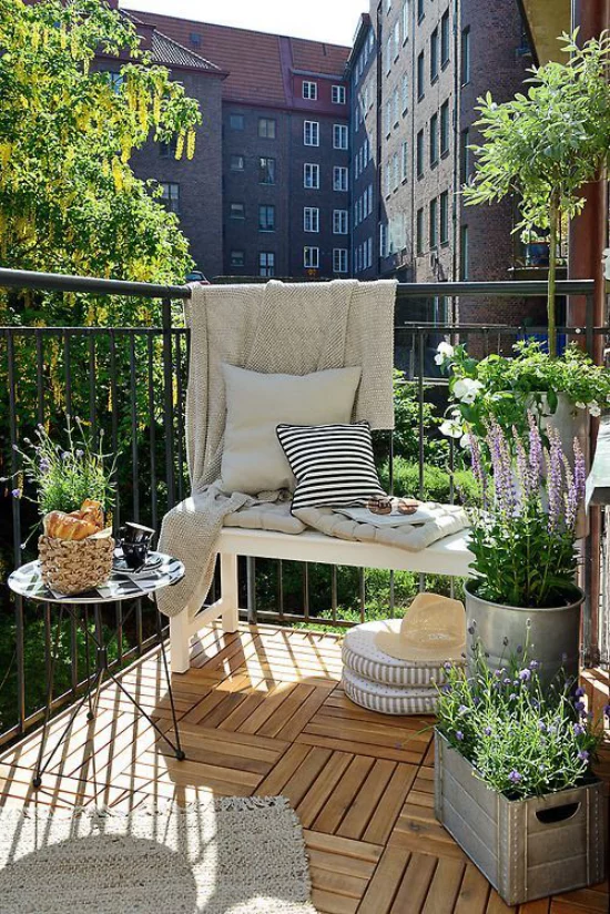 Terrasse frühlingsfit machen Ideen auch für kleinen Balkon frühlingshaft gestalten schöne Blumen