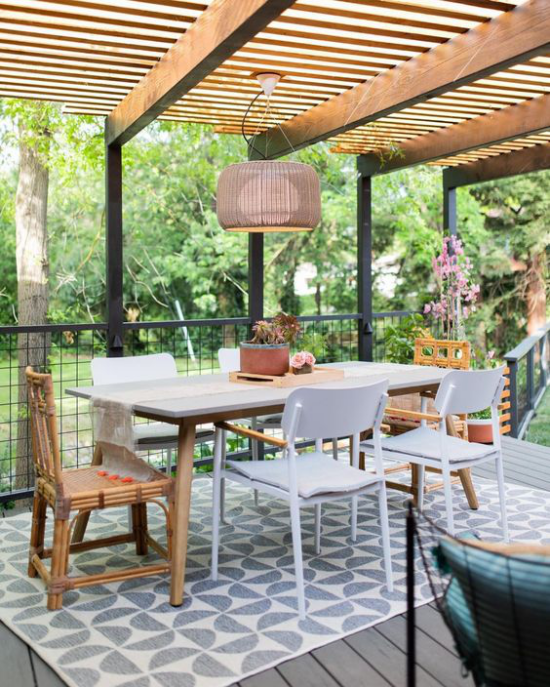 Terrasse frühlingsfit machen Stilmix erlaubt verschiedene Stühle Hängeleuchte Überdachung