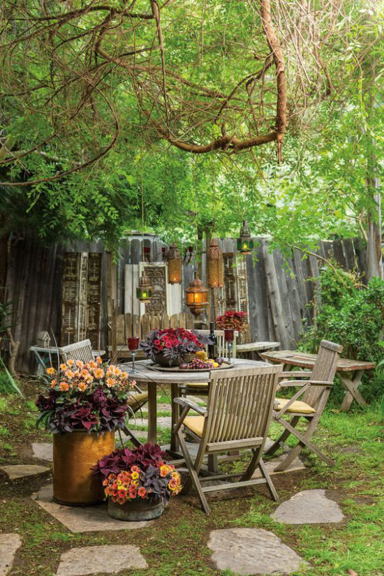 Terrasse frühlingsfit machen alte Holzmöbel und Accessoires mixen Blumen hängende Laternen