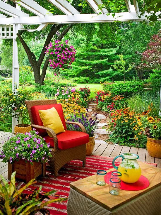 Terrasse frühlingsfit machen grelle Farben langblühende Blumen