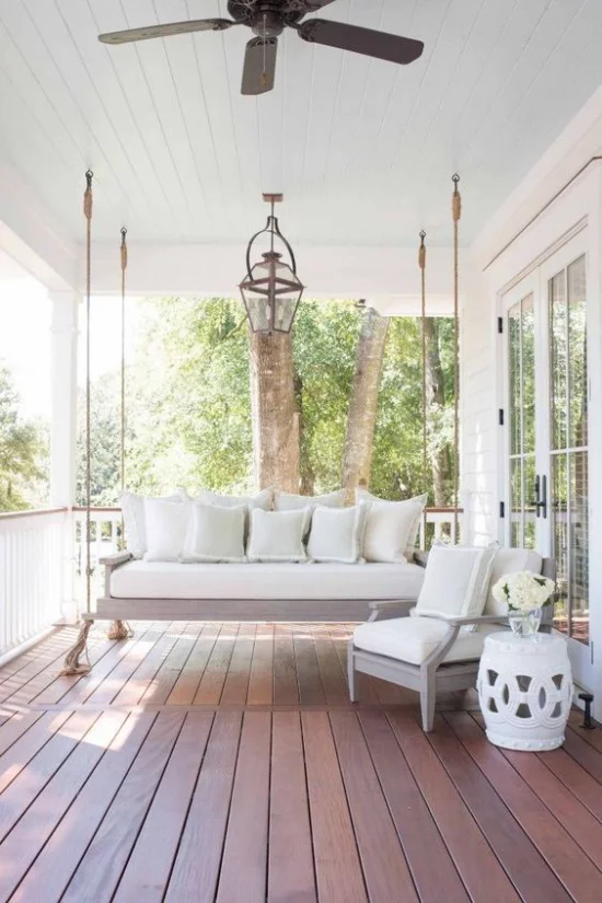 Terrasse frühlingsfit machen weiße Möbel Ton-in-Ton-Gestaltung passe