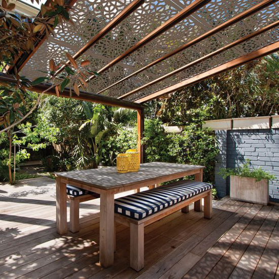 Terrasse frühlingsfit machen überdachter Patio Essecke Esstisch Sitzbänke einladend und gemütlich