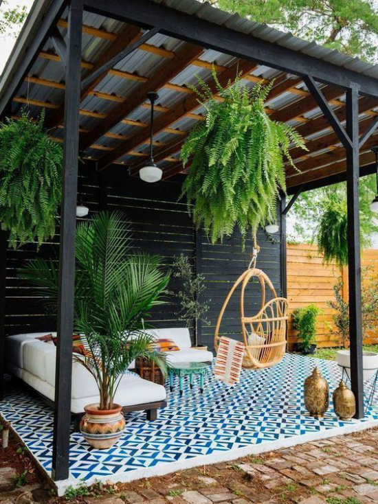 Terrasse frühlingsfit machen überdachter Patio Sitzecke viele Grünpflanzen als Akzent