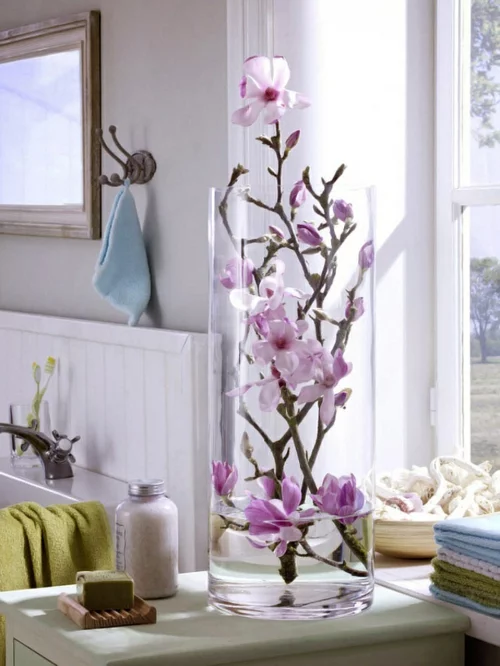 Tischdeko mit Orchideen Vase Fenster Licht