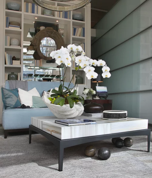 Tischdeko mit Orchideen festliche Hausdekoration Ideen Wohnzimmer Tisch