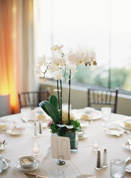 Tischdeko mit Orchideen festliche Tischdekoration Festtag