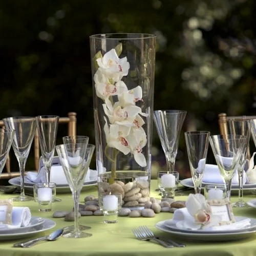 Tischdeko mit Orchideen festliche Tischdekoration Gartenparty Sommer