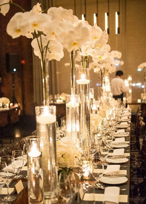 Tischdeko mit Orchideen langer Tisch Kerzen Vasen weiße Orchideen