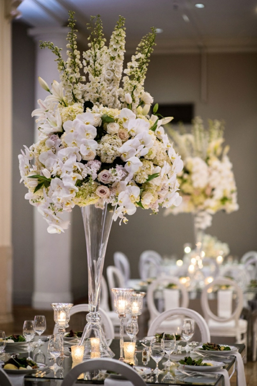 Tischdeko mit Orchideen prächtige Blumendeko Kerzen