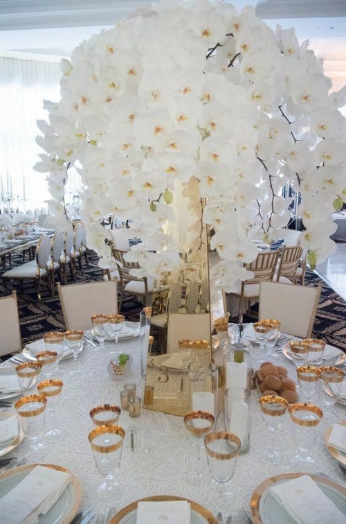 Tischdeko mit Orchideen prächtige Bumendeko weiße Orchideen Hochzeitsdeko Ideen