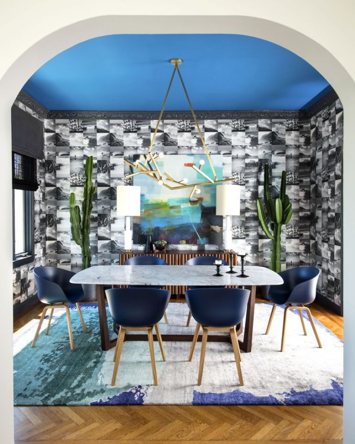 attraktive Wandgestaltung Tapete in Steinoptik blaue Zimmerdecke Stühle weißer Esstisch Teppich
