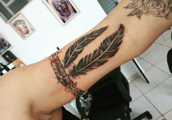 den arm schön schmücken - indianer tattoo