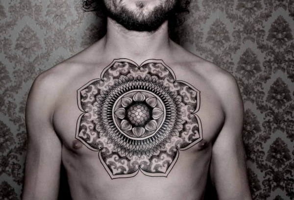 indianer tattoo - tätowierung an der brust