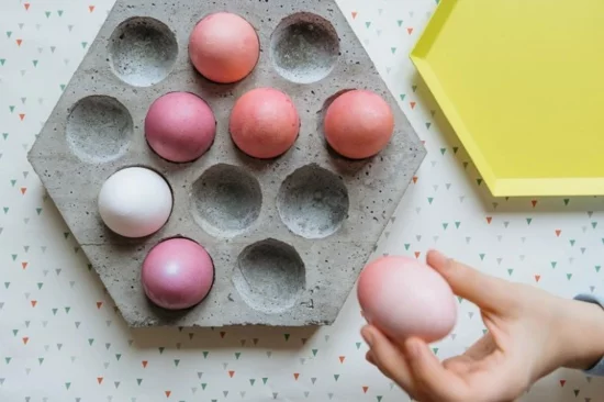 osterdeko aus beton eier tablett selber machen