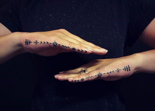tolle muster für die hand indianer tattoo