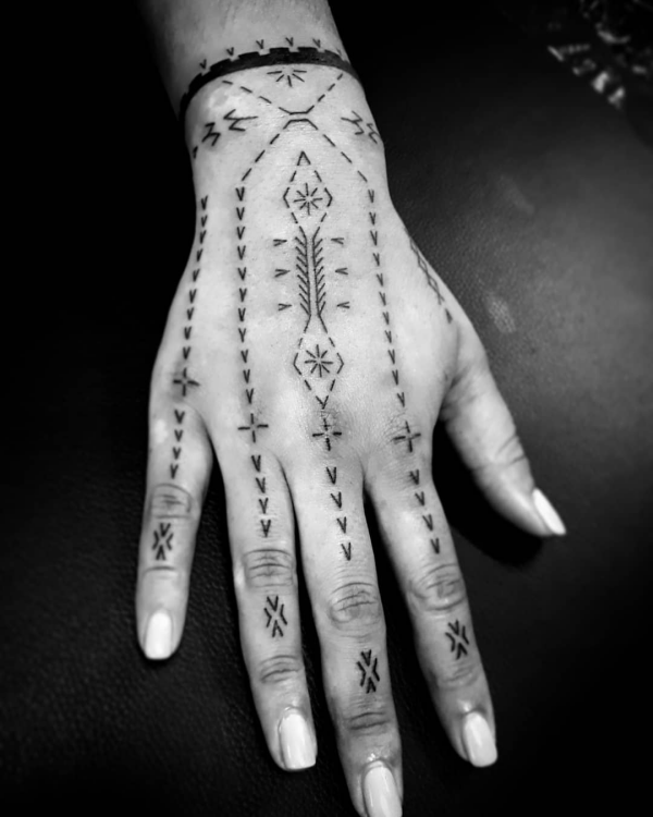 verzierung einer hand indianer tattoo