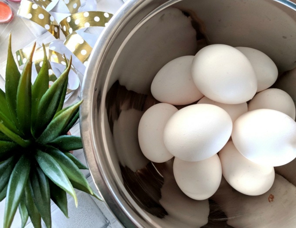 weiße Eier ausblasen und dekorieren Ideen Osterdeko