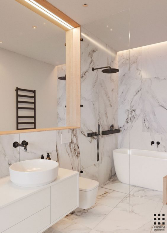 Badezimmer ganz in Weiß Badarmatur in Schwarz Kontrast zu weißen Marmorfliesen