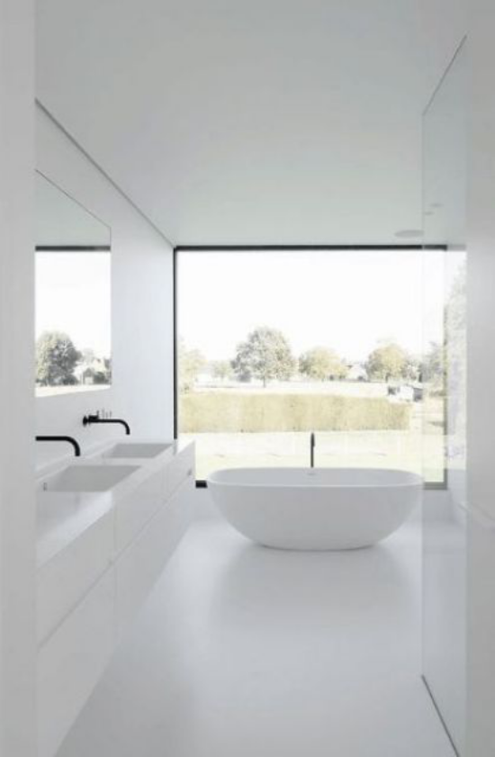 Badezimmer ganz in Weiß sehr modernes Baddesign freistehende Badewannen weites Fenster Blick draußen