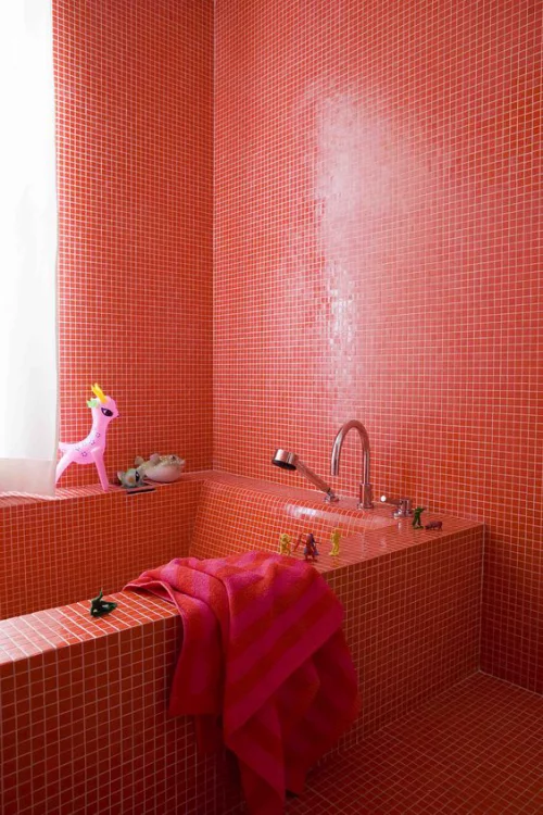 Badezimmer in Rot Badewanne Wände Boden mit kleinen roten Fliesen bedeckt weißer Mörtel rotes Handtuch