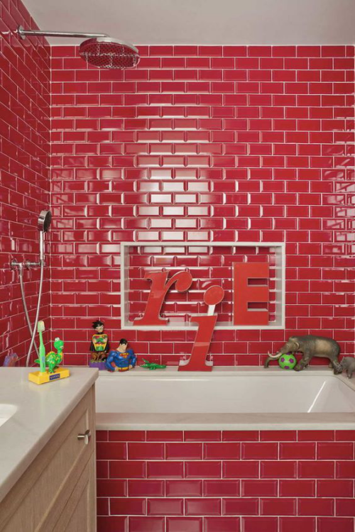 Badezimmer in Rot Metro-Fliesen Badewanne weißes Waschbecken