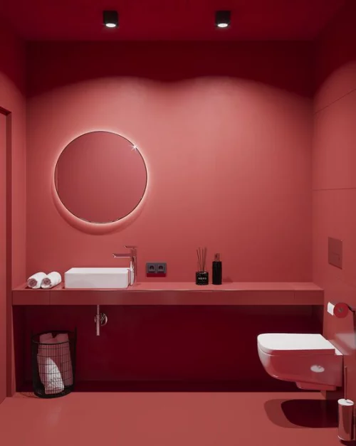 Badezimmer in Rot WC weiß Waschtisch Waschbecken weiß Handtücher alles andere rot coole Beleuchtung runder Spiegel