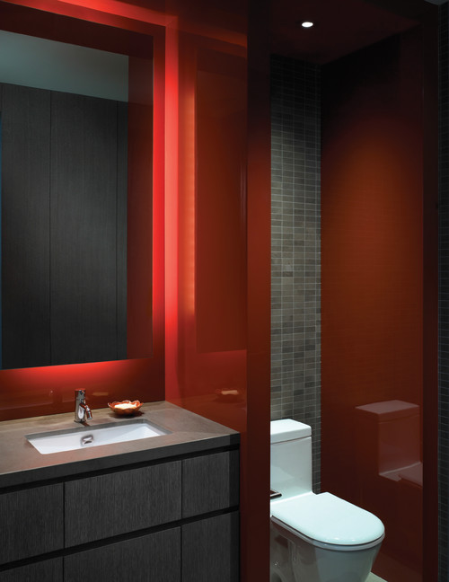 Badezimmer in Rot auffällige Farbkombination modernes Bad rot weiß grau großer Spiegel WC